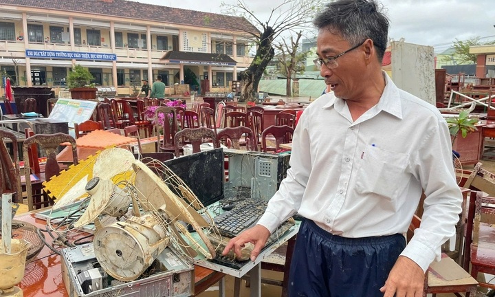 Trường học ngổn ngang sau mưa lũ, bùn đất phủ kín sân, trang thiết bị hư hỏng nặng nề