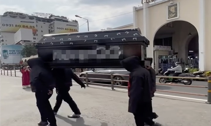 Truy tố nhóm khiêng quan tài trước chợ Bến Thành 