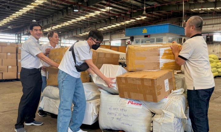 Vietnam Airlines tiếp tục vận chuyển miễn phí hàng hóa hỗ trợ đồng bào vùng lũ miền Trung