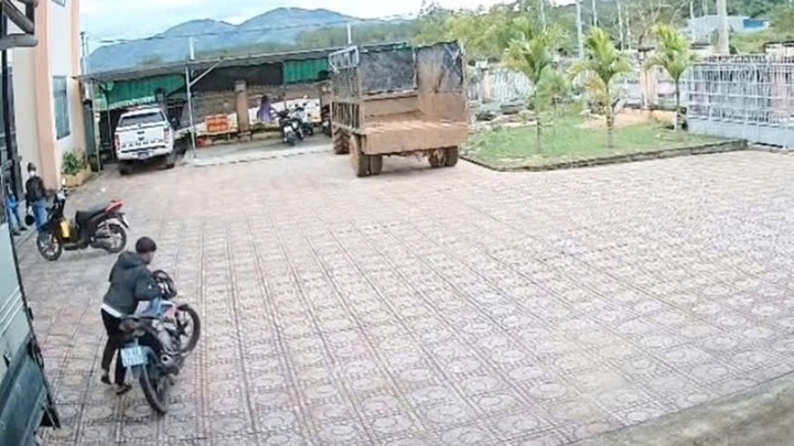 Bắt giữ nam thanh niên liều lĩnh chui vào nơi tạm giữ xe để lấy lại xe vi phạm của mình