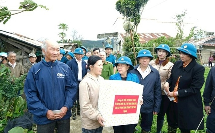 Chủ tịch Ủy ban Trung ương MTTQ Việt Nam Bùi Thị Minh Hoài thăm, động viên người dân vùng lũ xã Ka Đô, tỉnh Lâm Đồng