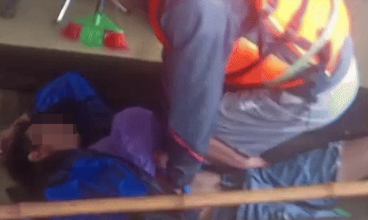 Clip: Tổ phó an ninh thôn cứu sống người đàn ông đang chới với giữa dòng lũ