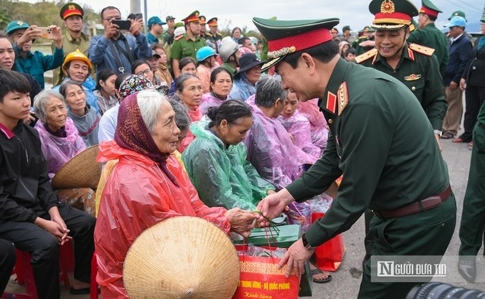 Đại tướng Phan Văn Giang thăm hỏi, động viên nhân dân vùng 