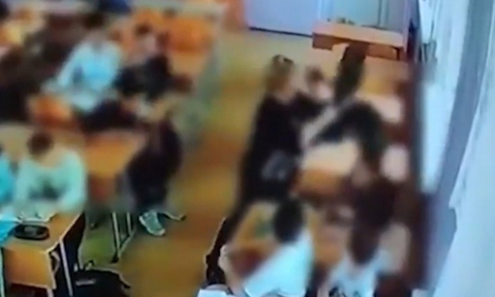 Phụ huynh phẫn nộ tố cáo giáo viên dùng băng dính và ghế trừng phạt học sinh