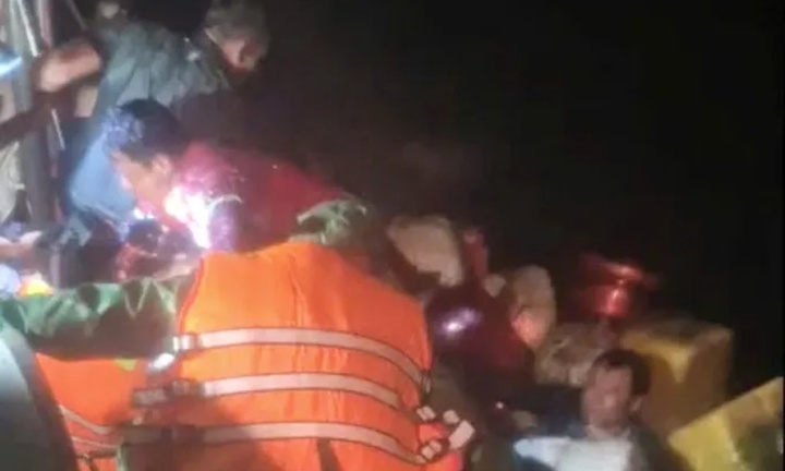 Kịp thời cứu nạn 13 ngư dân chìm tàu trên biển ở Cà Mau 