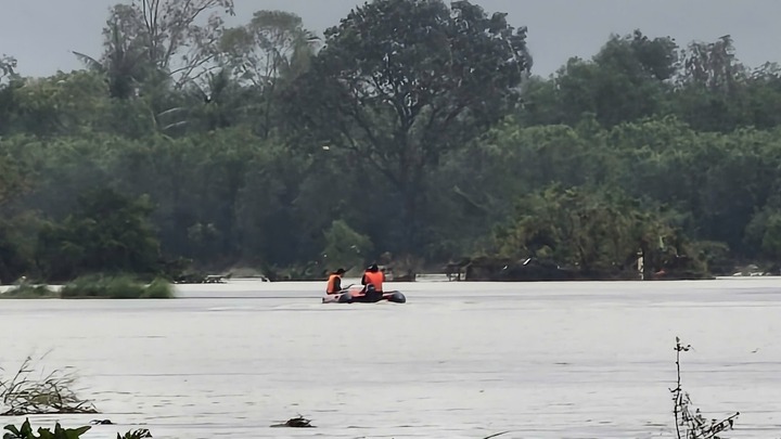 Trên dòng nước lũ đục ngầu ở Đắk Lắk, lực lượng cứu 