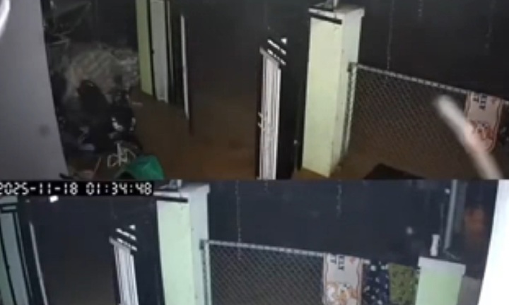 Clip: Xúc động khoảnh khắc người dân đập cửa, thúc giục hàng xóm chạy lũ trong đêm