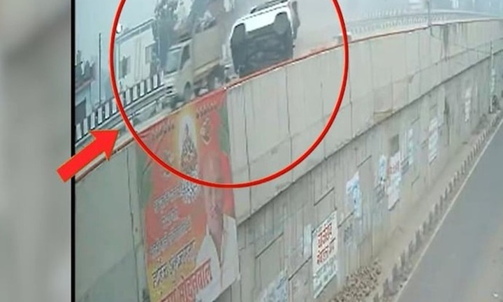 Clip: Kinh hãi cảnh ôtô con đâm trúng xe tải, lộn nhiều vòng trên cầu vượt