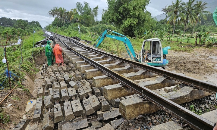 Mưa lũ miền Trung khiến 44 đoàn tàu dừng chạy, thiệt hại khoảng 5,3 tỷ đồng