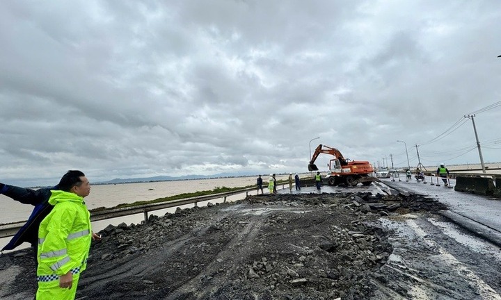 Quốc lộ 1 qua vùng lũ miền Trung đã thông xe