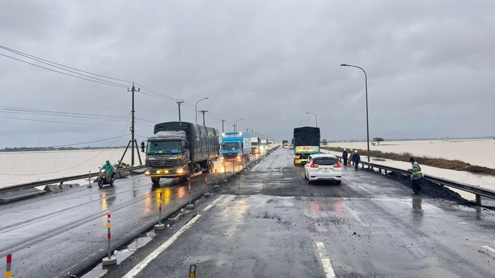 Nhiều tuyến đường ở Trung Bộ vẫn tắc sau mưa lũ