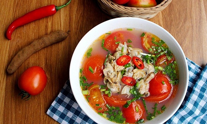 Vì sao các món canh, bún thường cho cà chua ?