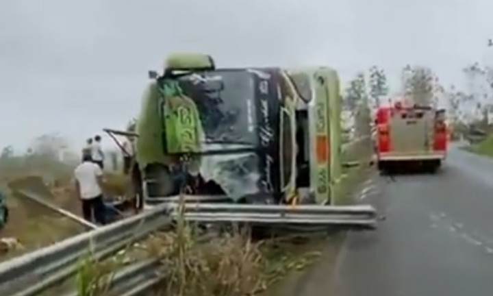 Clip: Hiện trường vụ lật xe buýt khiến 10 người thiệt mạng, 16 người bị thương