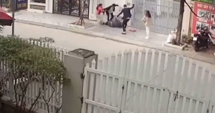 Điều tra vụ người đàn ông bị 2 nam thanh niên hành hung giữa phố ở Hà Nội