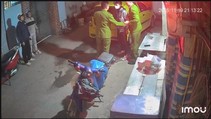 Đối tượng cướp giật điện thoại bị tóm gọn khi đang tẩu tán tang vật ở Cầu Diễn, Hà Nội