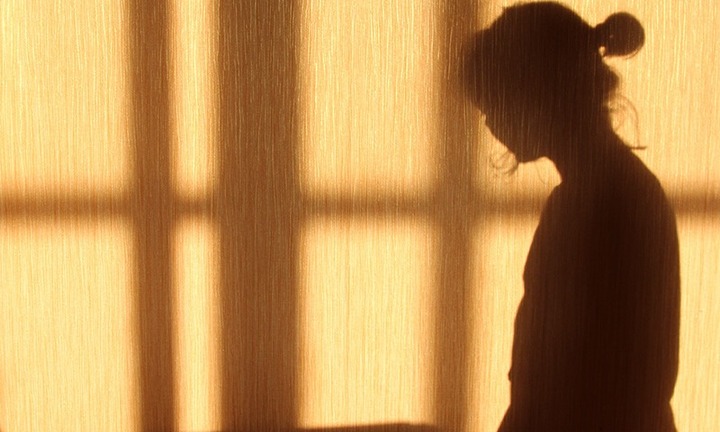 Thấy vợ thường xuyên cười vô thức, chồng đưa đi khám mới tá hỏa phát hiện vợ mắc tâm thần