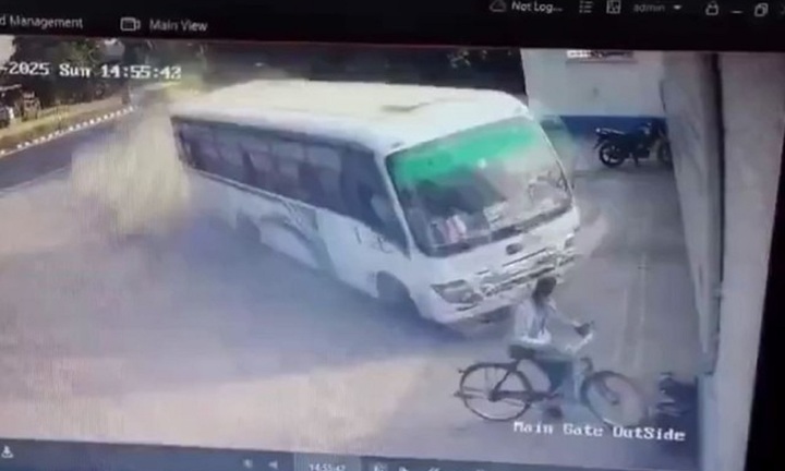 Clip: Xe buýt mất lái, tông sập tường nhà máy sữa, nhiều người bị thương