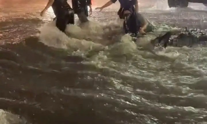 Clip: Mưa lớn ở Đồng Nai khiến nước chảy xiết cuốn trôi người và xe máy