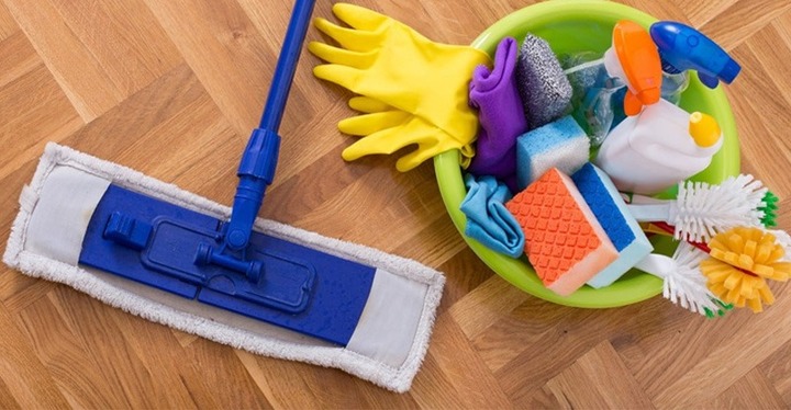  Làm thế nào để vệ sinh cây lau nhà bị bẩn và có mùi hôi?
