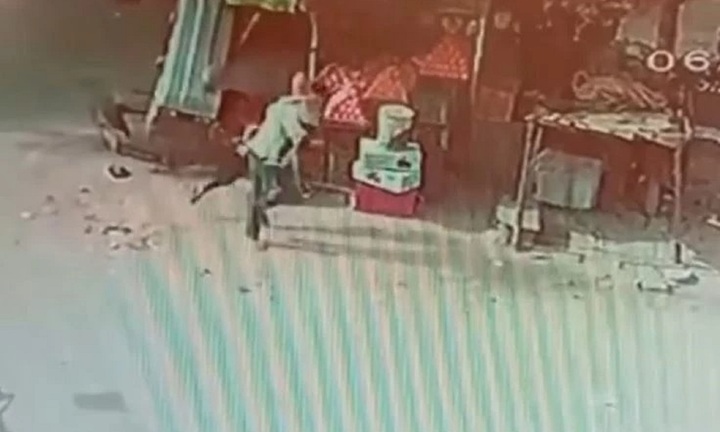 Clip: Máy kéo mất lái lao thẳng vào cửa hàng hoa quả, người cha cứu con thoát nạn trong gang tấc