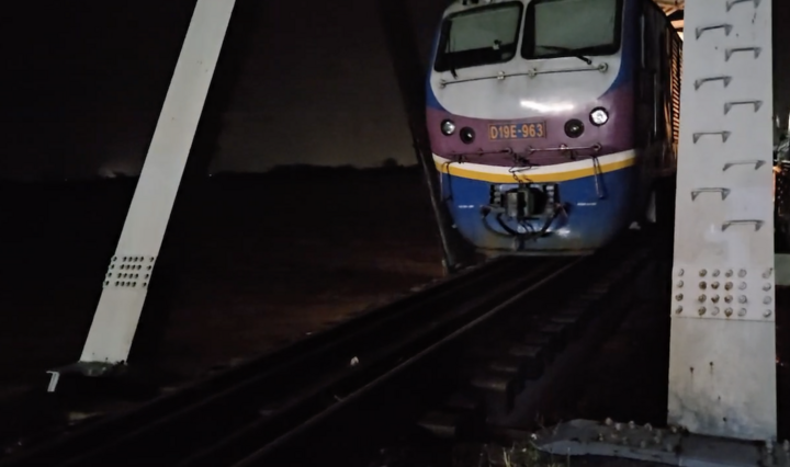 Thông tuyến đường sắt Bắc - Nam sau 9 ngày bị 