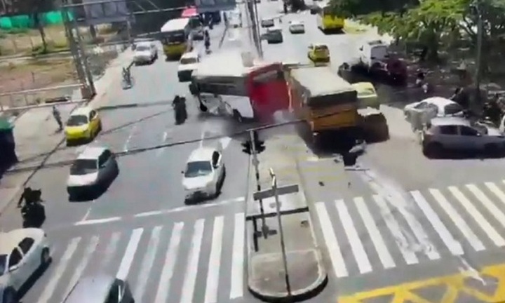 Clip: Xe tải chở 17 tấn vật liệu gây tai nạn liên hoàn, 12 phương tiện gặp nạn