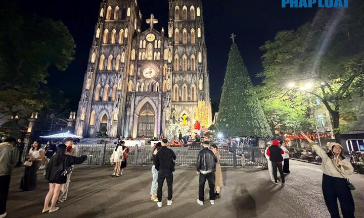 Cận cảnh hàng loạt điểm check-in “sống ảo”, trang trí đón Noel sớm