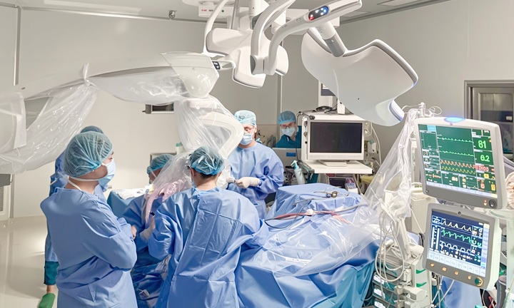 Kỹ thuật đặc biệt giúp người đàn ông tìm lại nụ cười sau hơn một năm bị co giật nửa mặt