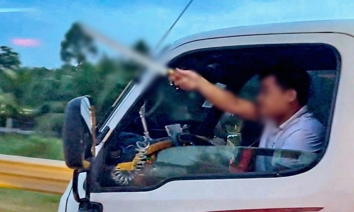 Công an làm việc với tài xế xe tải cầm dao hung hăng hăm dọa trên cao tốc 