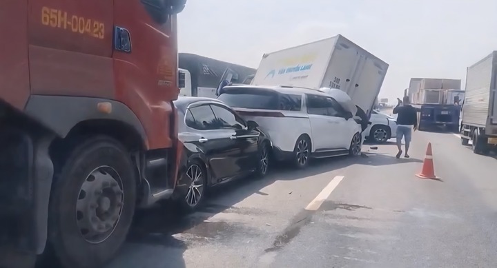 Hiện trường vụ 6 ô tô tông liên hoàn trên cao tốc TP.HCM - Trung Lương