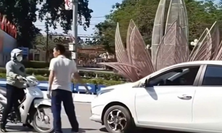 Phạt 19 triệu đồng tài xế ô tô đi ngược chiều vòng xoay, ngang nhiên dừng lại tranh cãi