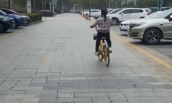 Tốn hơn 6 triệu chỉ để… học đi xe đạp, cư dân mạng nổ tung tranh cãi