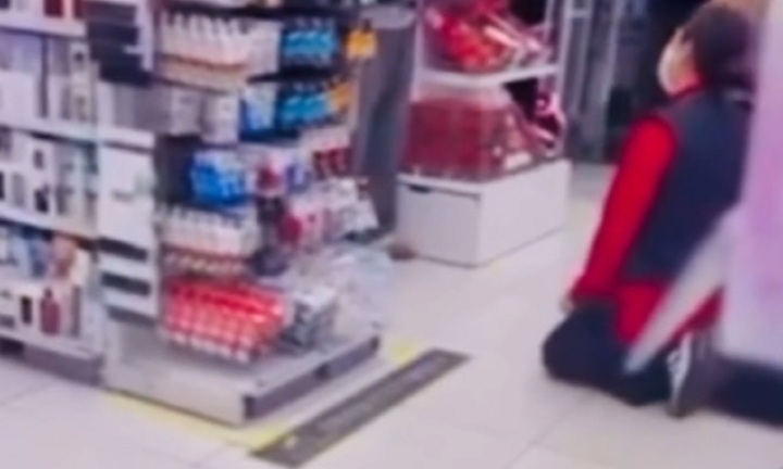 Nữ nhân viên cửa hàng bị phụ huynh ép quỳ xin lỗi vì nhắc nhở trẻ con gây dậy sóng mạng xã hội