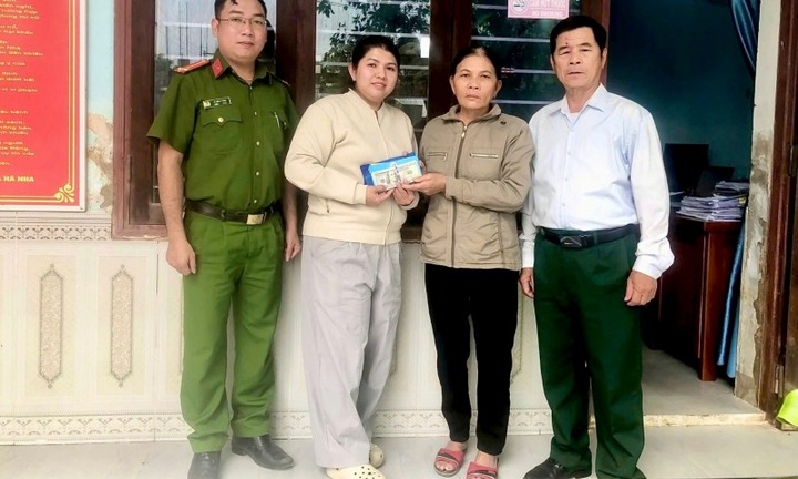 Phát hiện hàng nghìn USD trong túi đồ cứu trợ, người phụ nữ báo công an tìm người trả lại