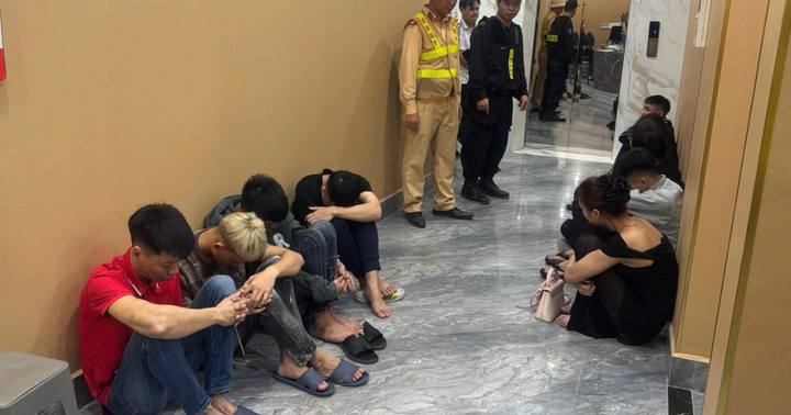 Triệt phá đường dây mại dâm “khép kín” nối quán karaoke với nhà nghỉ ở Hà Nội