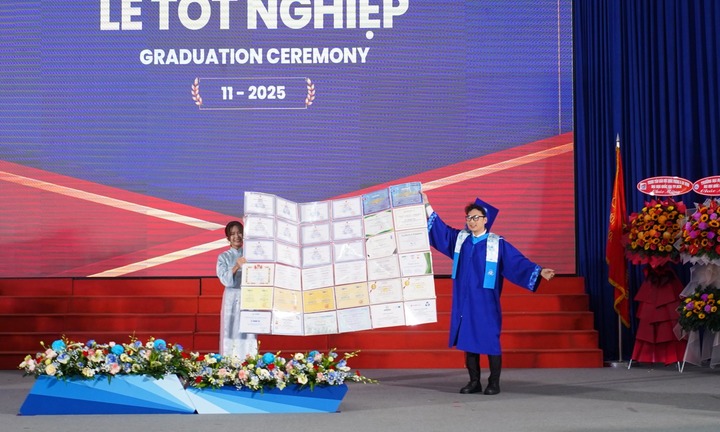 Nam sinh Bách khoa mang 36 giấy khen lên nhận bằng tốt nghiệp có thành tích khủng cỡ nào?