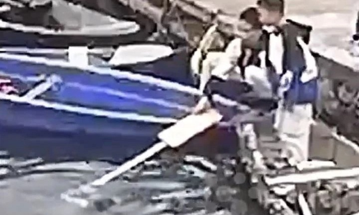 Clip: Thông minh nhanh trí, hai cậu bé giúp bé gái đuối nước thoát nạn