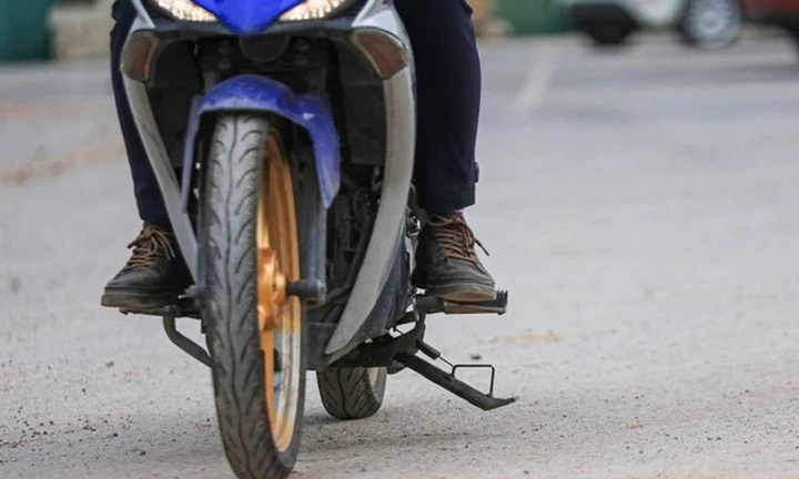 Đi xe máy không gạt chân chống bị phạt bao nhiêu tiền?