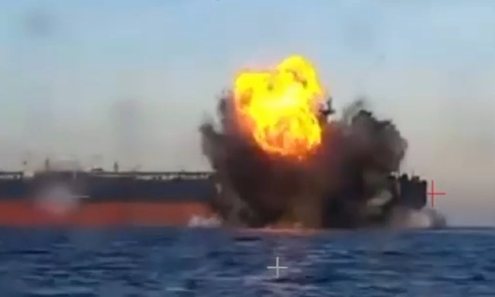 Clip: Hai tàu chở dầu bị xuồng không người lái của Ukraine tấn công trên Biển Đen 