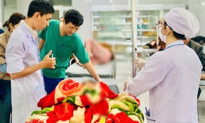 Quảng Ngãi: Bệnh viện kích hoạt báo động đỏ cấp cứu 13 học sinh bị lật xe