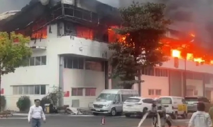 Clip: Hiện trường vụ cháy tại nhà máy bia ở Hà Nội, ngọn lửa bùng dữ dội, cột khói đen bốc ngùn ngụt