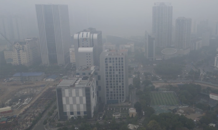 Không khí Hà Nội ô nhiễm nặng: Bác sĩ khuyến cáo gì với trẻ nhỏ và người già?