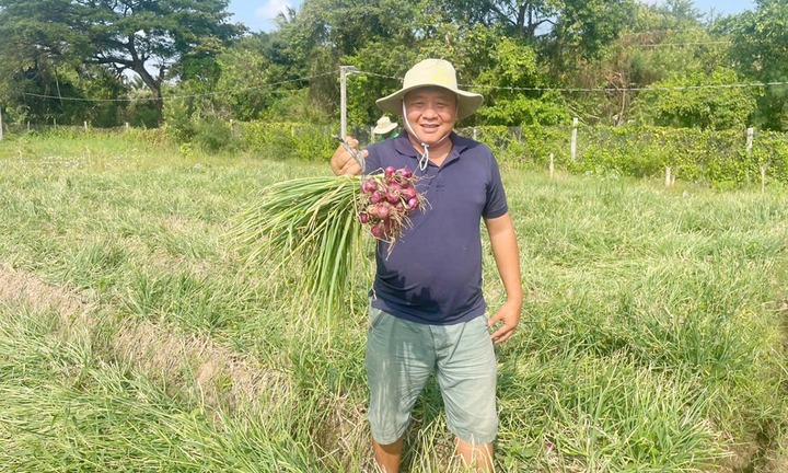 Bỏ ghế giám đốc lương nghìn USD, người đàn ông về quê