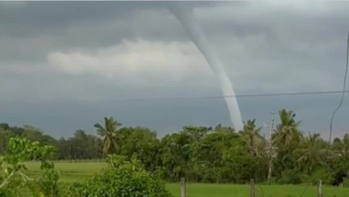Clip: Vòi rồng khổng lồ bất ngờ xuất hiện ngoài khơi điểm du lịch nổi tiếng