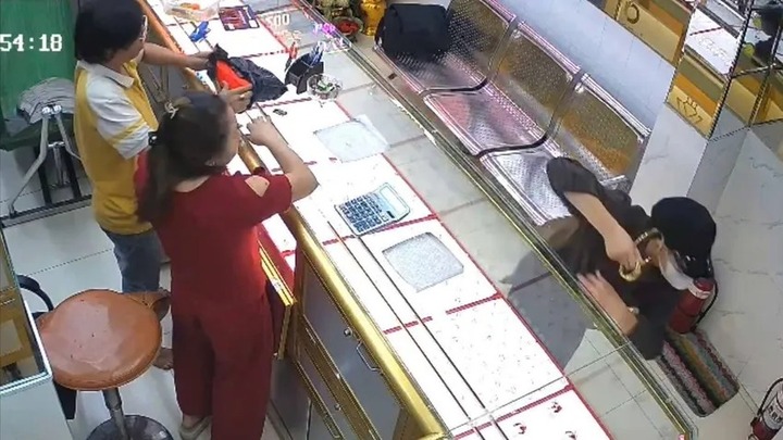 Danh tính kẻ cướp tiệm vàng liều lĩnh, dọa tự sát khi bị truy bắt ở TP.HCM