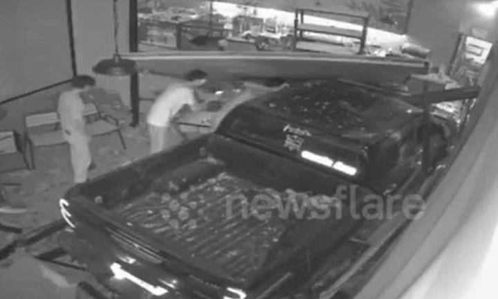 Clip: Tài xế ngủ gật, xe bán tải lao thẳng vào quán cà phê