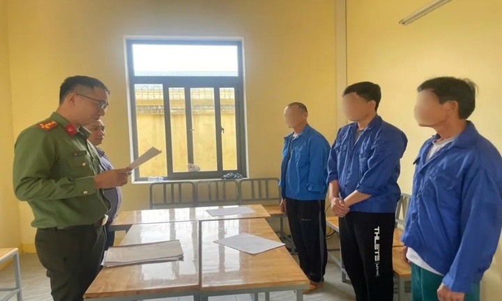 Khởi tố nhóm cưa quả bom 90kg, bán thuốc nổ thu được 40 triệu đồng