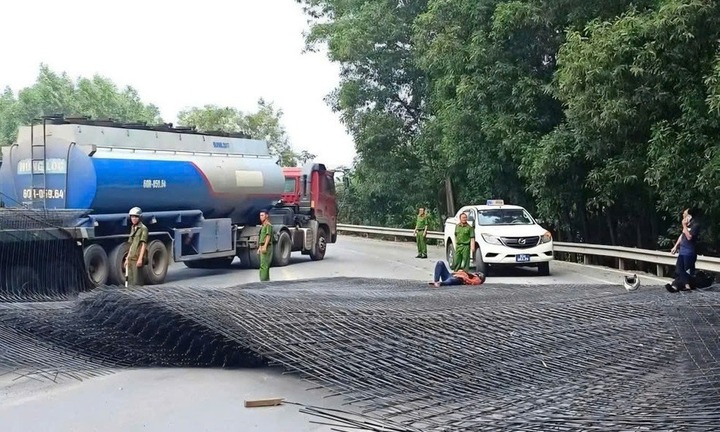 Luật sư phân tích vụ container làm rơi thép khiến 2 người trọng thương: Sai từ khâu cố định hàng hóa