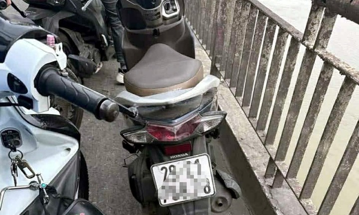 Tìm kiếm người phụ nữ bỏ lại xe máy trên cầu Chương Dương, nghi làm chuyện dại dột