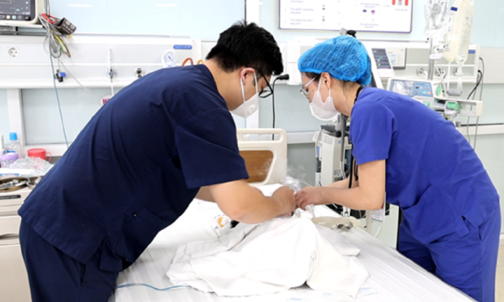 Cấp cứu kịp thời bé gái 02 tháng tuổi suy hô hấp, viêm phổi nặng do RSV